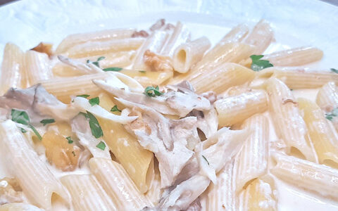 舞茸とクルミのペンネ　ゴルゴンゾーラソース