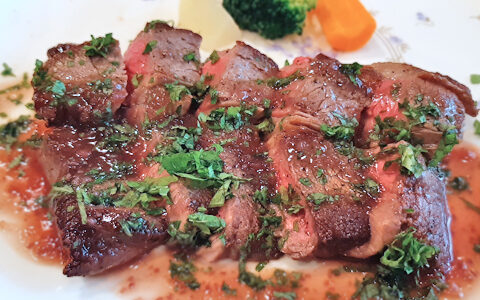 国産黒毛牛のロースト　大葉の赤ワインソース